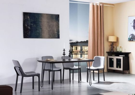 Mesa de comedor con estructura metálica de estilo moderno y base de madera